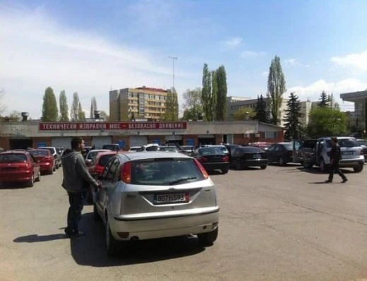 Огромни опашки пред КАТ-София