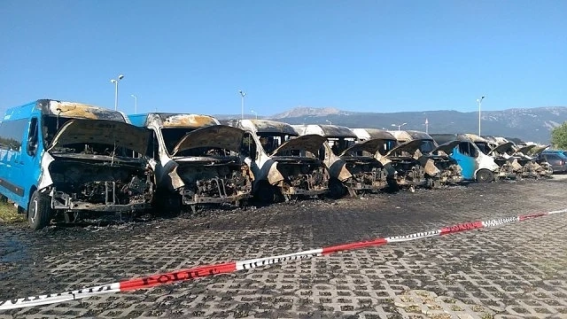 Девет микробуса горяха на паркинг в ж.к. „Младост-4”