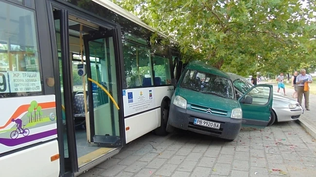 Автобус смля няколко автомобила в Пловдив