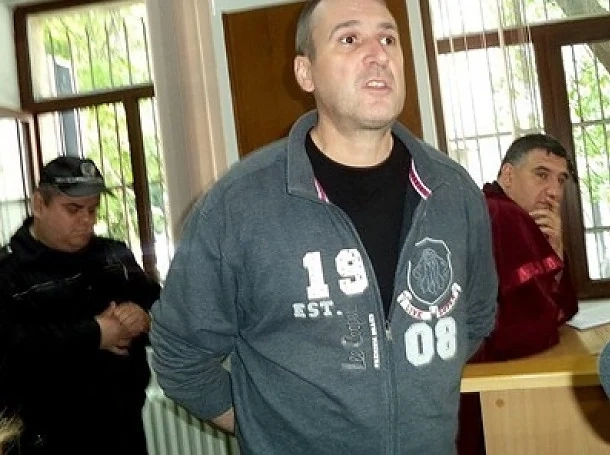 Ченгето, убило родителите си, ги погребало с белезници