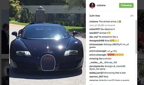 Роналдо отпразнува титлата с Bugatti Veyron