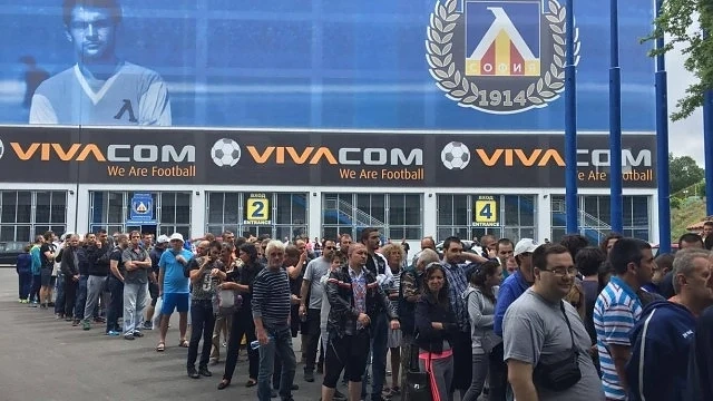 Опашки от фенове пред касите на \