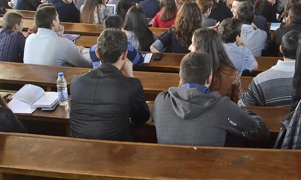 Увеличават студентските стипендии 