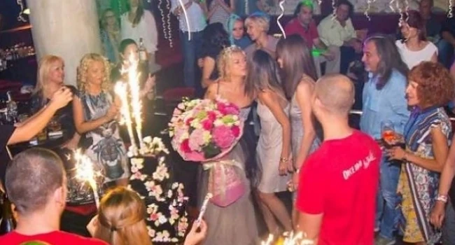 Кремена Халваджиян пръсна 20 бона за пищен рожден ден (СНИМКИ)