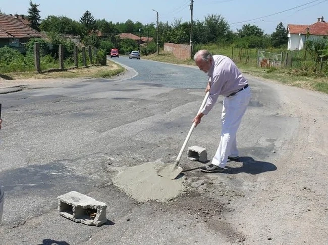 Депутат запълни лично дупки на пътя 