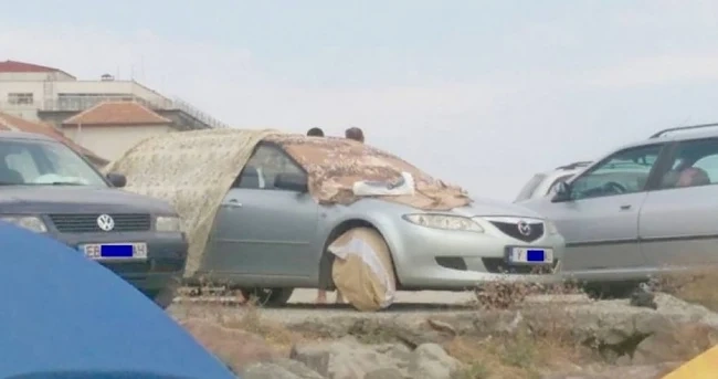Шофьор изнесе покъщнината на баба си, за да предпази от слънце автомобила си!