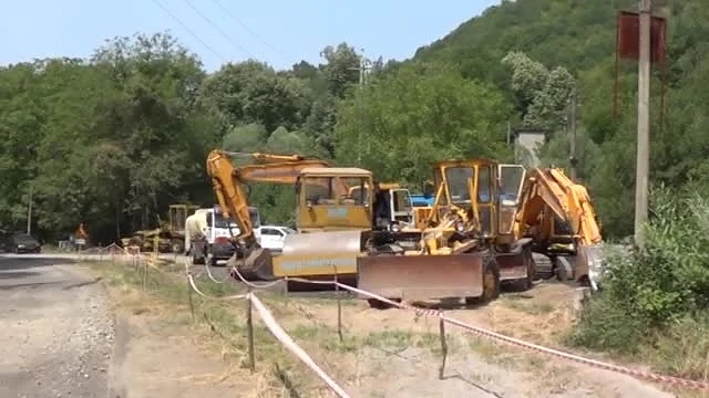 Ремонтират 19 км от пътя за Рилския манастир