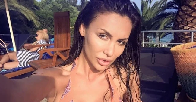Моника Валериева храни врабчета по морето   