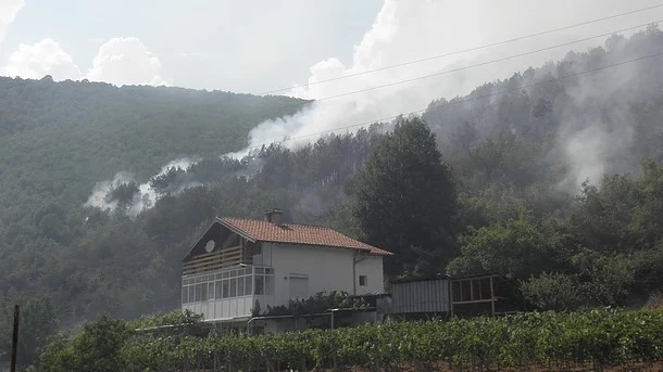 Пожар гори между Самоков и Боровец