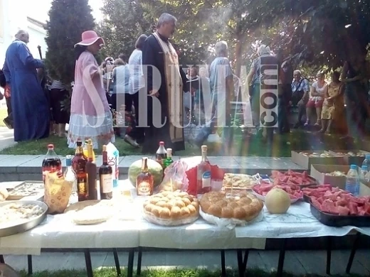 Стотици се стекоха в Рупите за помен на Ванга