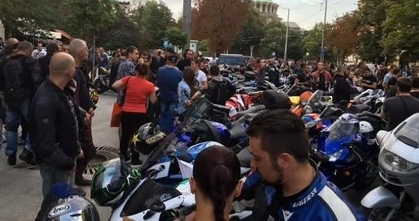 Десетки мотористи отново излязоха на протест пред съдебната палата в София