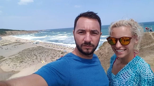 Антон Хекимян се показа с приятелката си от морето
