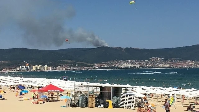 Пожар гори над курорта \