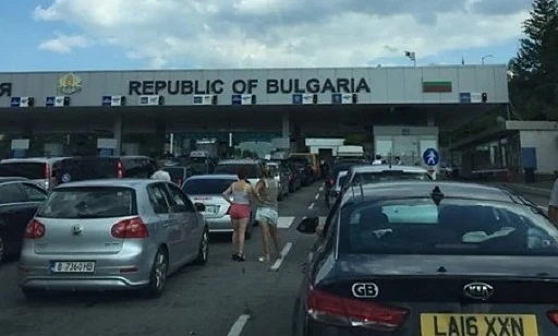 Километрична опашка от гастарбайтери на ГКПП Калотина