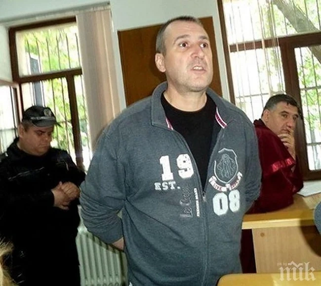 Полицаят, обвинен за убийството на родителите си, остава в ареста