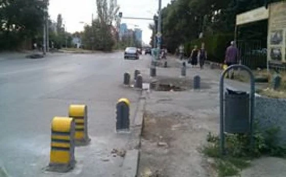 Бетонни блокчета бяха монтирани директно на платното (СНИМКА)