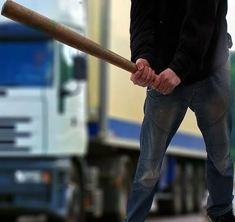 Двама мъже помляха с бухалка шофьор в Пловдив