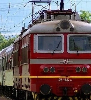 Машинист падна от влак по време на движение, локомотивът го премаза