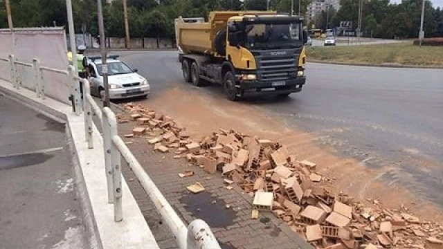 ТИР преобърна тухли във Велико Търново