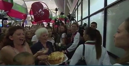 С питка и мед посрещнаха грациите ни на Летище София (СНИМКИ) 