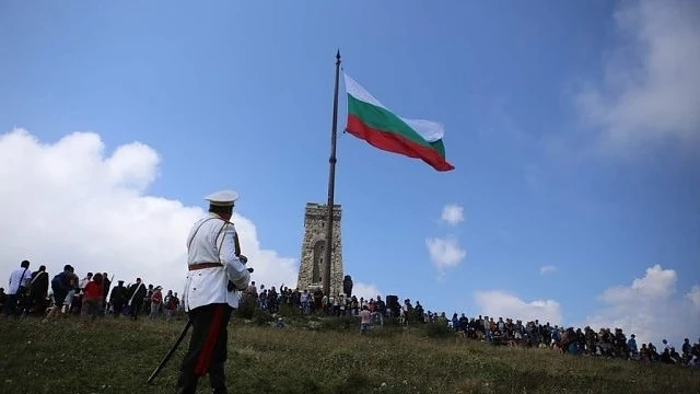 Хиляди се изкачиха на Шипка днес