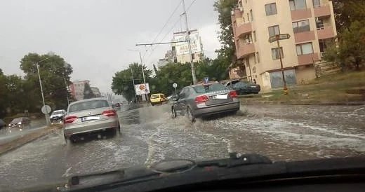 Потоп във Варна, улици са под вода