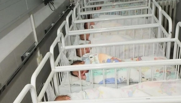 Ромката, която роди сиамски близнаци, е братовчедка на баща им