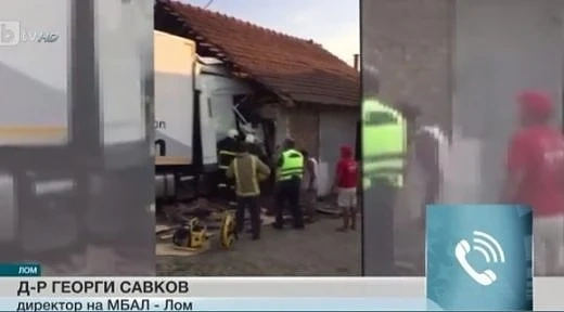 ТИР се нацепи в къща 