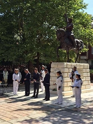 Бойко Борисов откри пеещия паметник в Добрич  