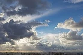 Днес разкъсана облачност с максимални температури между 25° и 30°