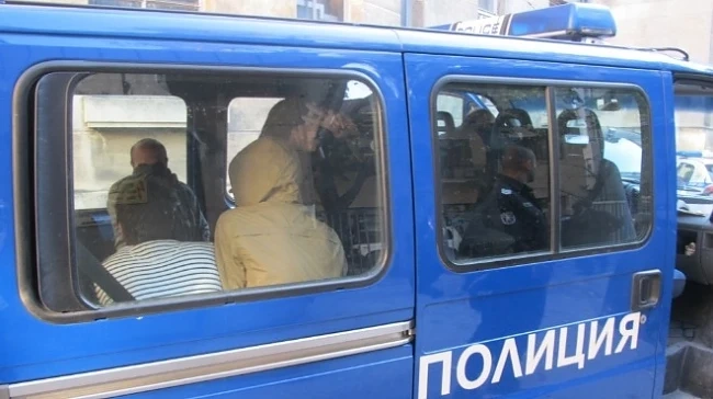 Задържаха 60 бежанци в междублоково пространство в София