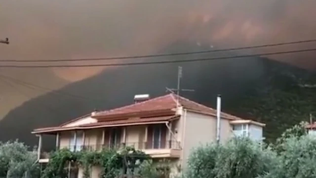 Продължава борбата с огнената стихия в Тасос