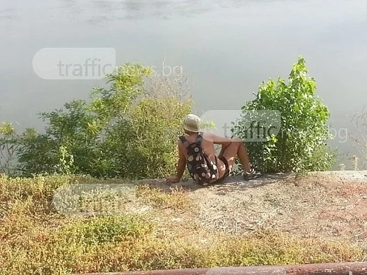 Полугол воайор стъписа хората на брега на река Марица 
