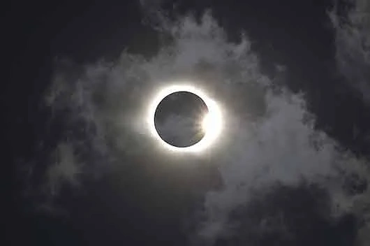 Лунното затъмнение тази нощ ще донесе енергийни промени 