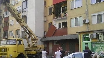 Парапет на тераса падна и затисна човек 