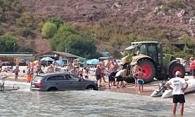 Трактор измъкна джип от морето в залива Болата 
