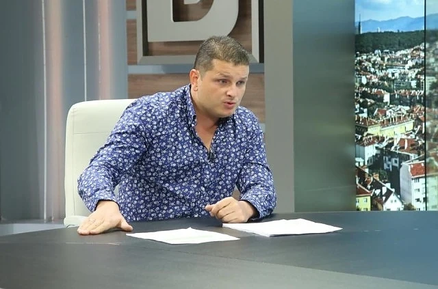 Баща издирва детето си под дърво и камък  
