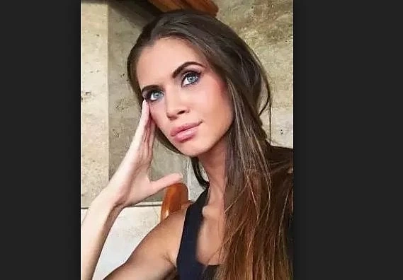  Спипаха Куини-Алис с кофти прическа  
