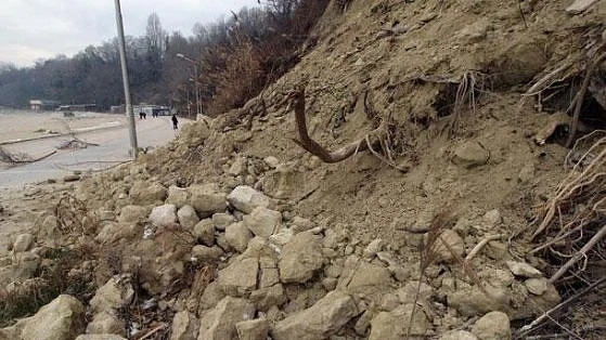 Активизираха се свлачища в Родопите  