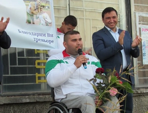 Шампионът Ружди Ружди бе посрещнат със заря