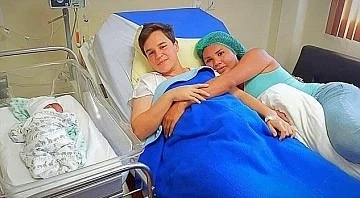 Чудо! Мъж роди бебе от жена си