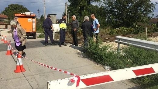 Влак помете кола на жп прелез, има две жертви
