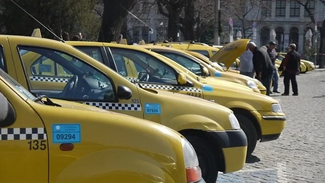 Вдигат данъка на такситата  