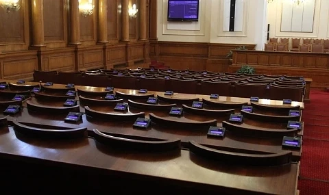 Депутатите се гласят за нова ваканция от 17 октомври