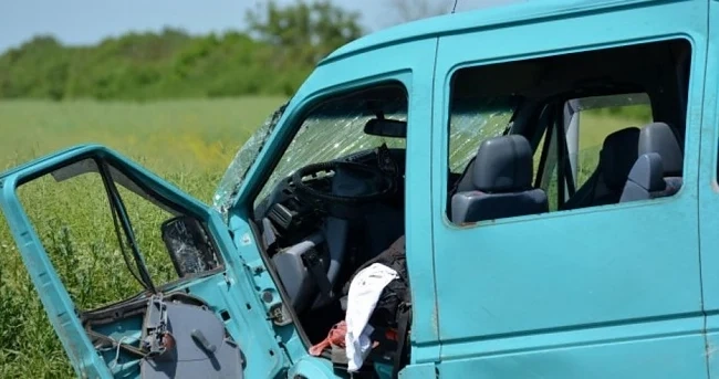 Мъж загина в катастрофа между бус и ТИР