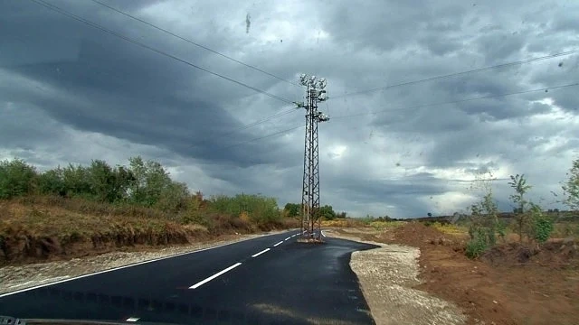 Стълб стърчи насред път в Пазарджишко