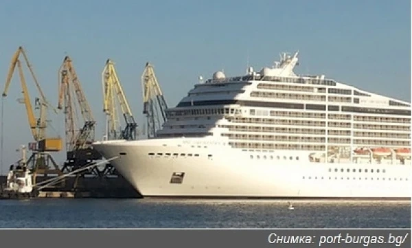 Най-големият круизен кораб акостира в Бургас