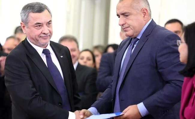 Управляващите си стиснаха ръцете       