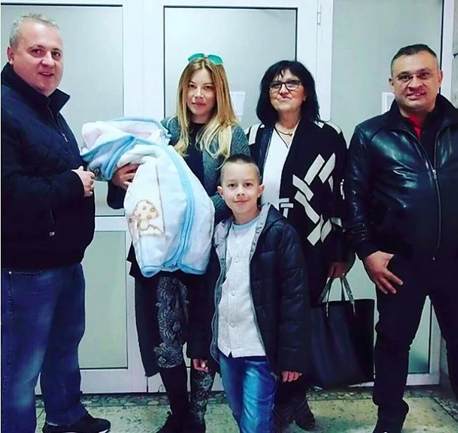 Емилия пусна снимки на бебето 