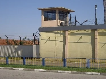 Спипаха надзирател да спи на пост